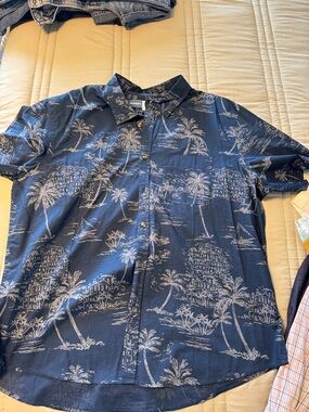 Old Navy Men’s Navy Blue Tropical Palm Short-Sleeve Button-Up Shirt